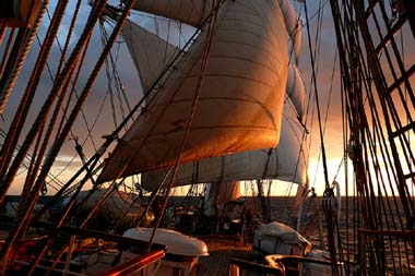 nave scuola Belem a bordo al tramonto