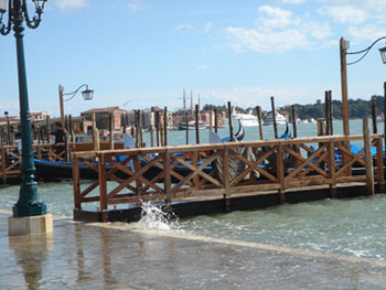 acqua alta a Venezia nave Palinuro