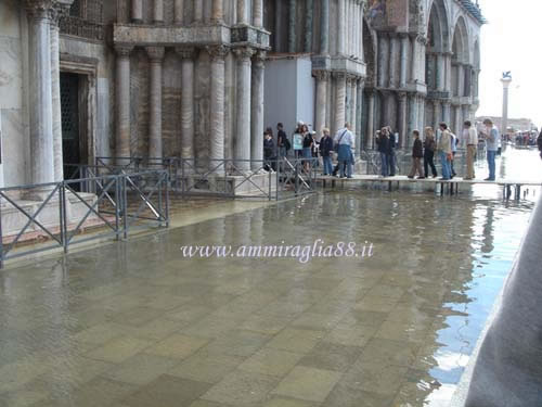 acqua alta basilica san marco a Venezia