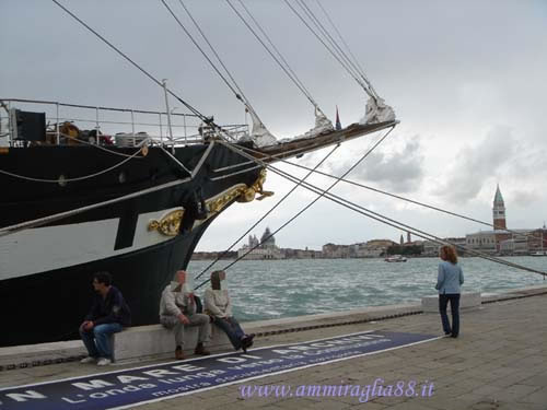 bompresso della nave scuola Palinuro a Venezia