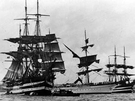 nave Vespucci e nave Colombo navigano assieme