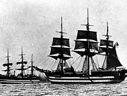 nave Vespucci e nave Colombo navigano assieme