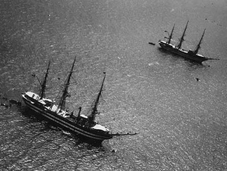 nave Vespucci e nave Colombo navigano assieme