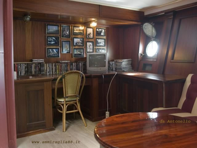 ufficio scrivania nave brigantino Italia