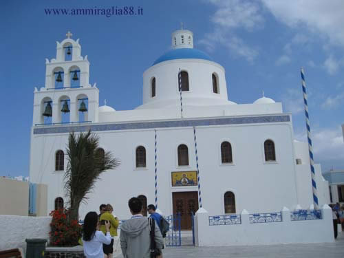 villaggio di Oia a Santorini chiesa