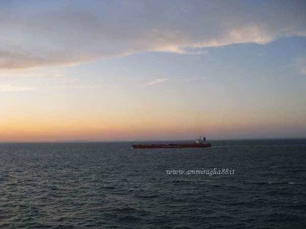 nave mercantile al tramonto