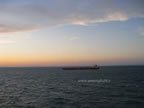 nave mercantile al tramonto