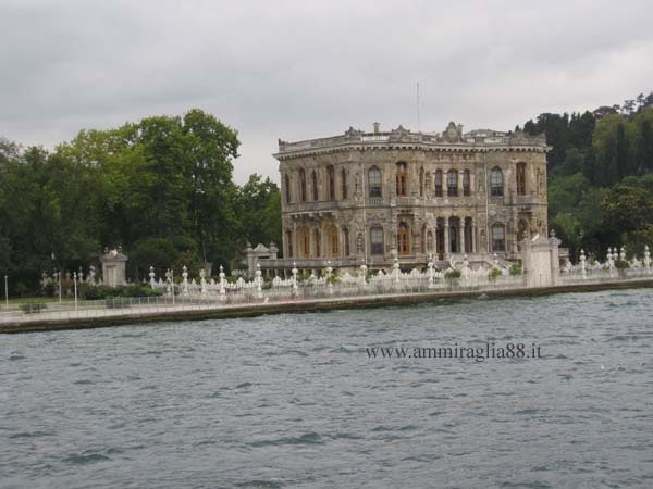 palazzo lungo il Bosforo Istanbul Turchia