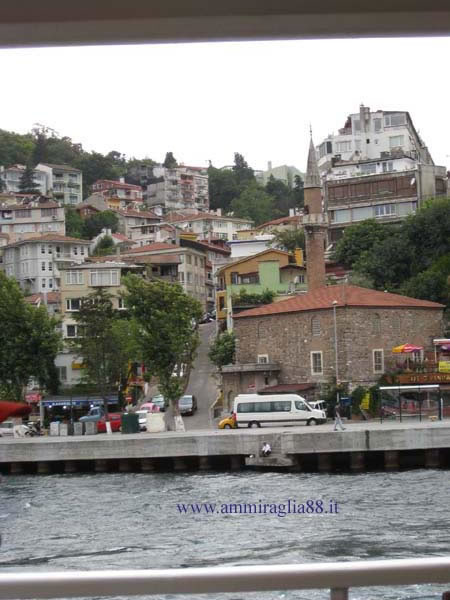 strada in discesa lungo il Bosforo Istanbul Turchia