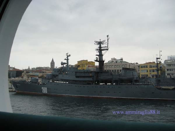 nave militare in porto a Istanbul Turchia
