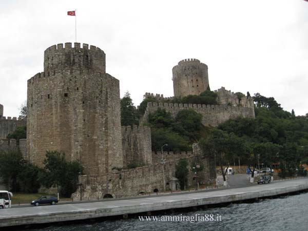 antico castello lungo il Bosforo Istanbul Turchia