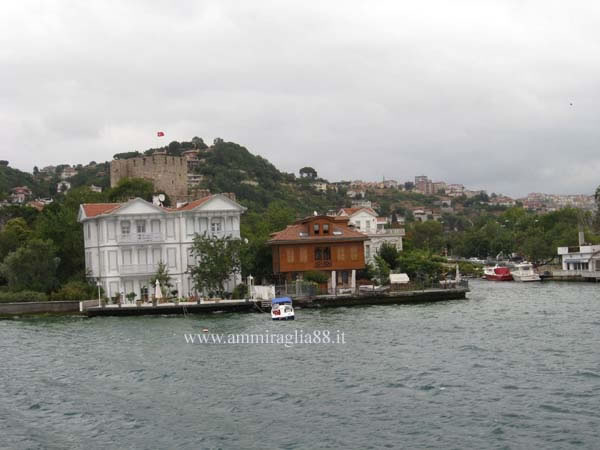 anriche case lungo il Bosforo Istanbul Turchia