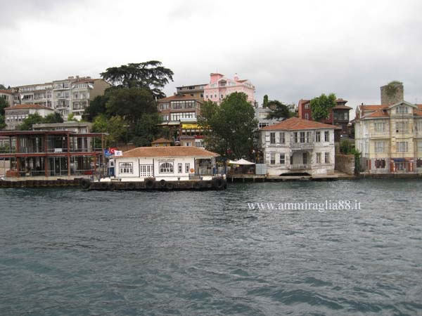 antiche case lungo il Bosforo Istanbul Turchia