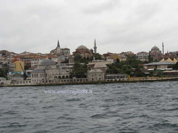 moschee lungo il Bosforo Istanbul Turchia