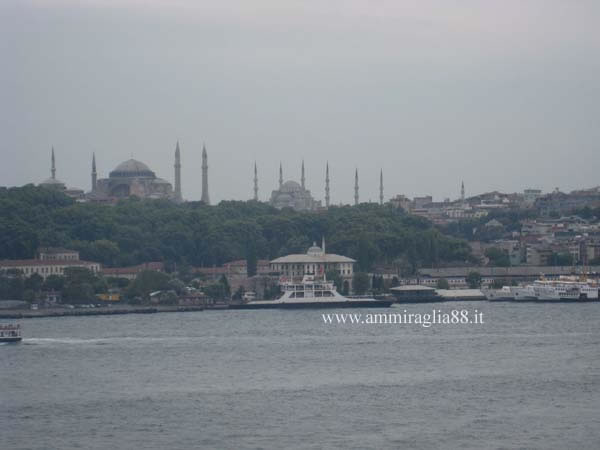 moschea blu e santa sofia lungo il Bosforo Istanbul Turchia