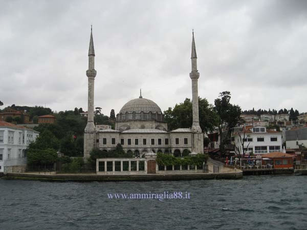 moschea lungo il Bosforo Istanbul Turchia