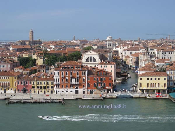 percorrendo il Canale della Giudecca a Venezia