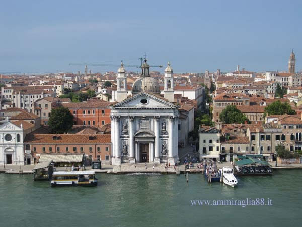 percorrendo il Canale della Giudecca a Venezia
