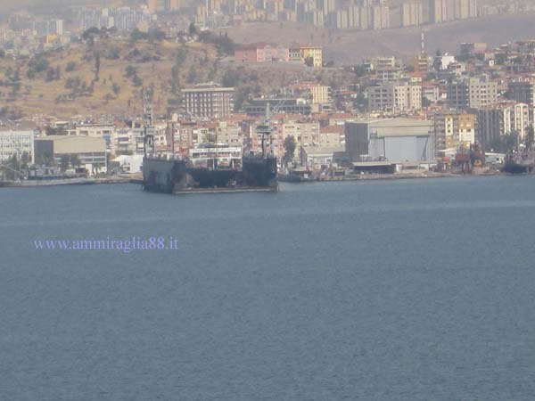 bacino di carenaggio nel porto di Izmir in Turchia