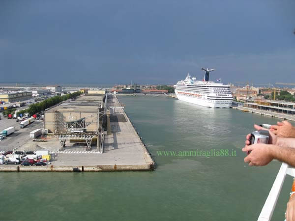 nave da crociera Carnival Freedom ormeggiata a Venezia