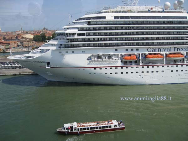 nave da crociera Carnival Freedom ormeggiata a Venezia
