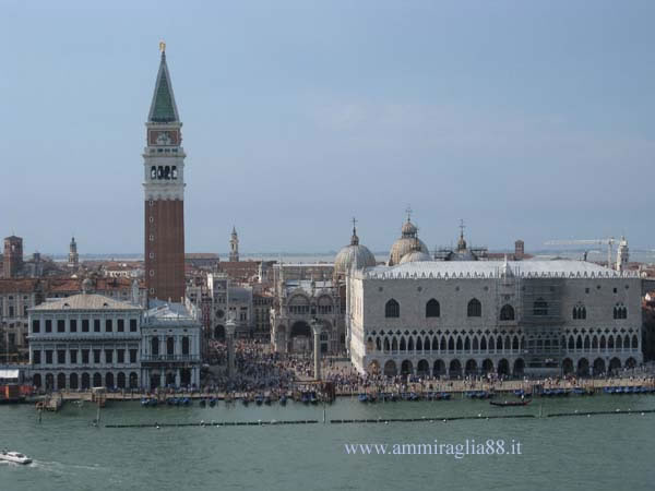 Piazza San Marco a Venezia e i molti turisti formiche