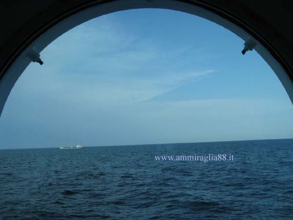 nave in navigazione vista dall'oblo'