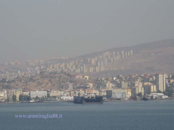 dry dock bacino di carenaggio nel porto di Izmir in Turchia