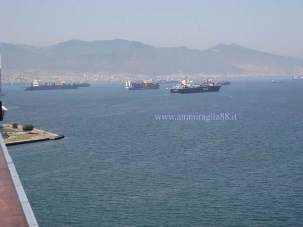 navi nel porto di Izmir in Turchia