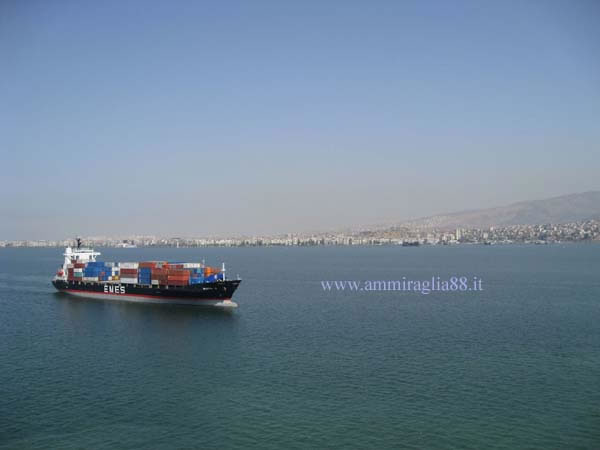 nave portacontainer in arrivo nel porto di Izmir in Turchia