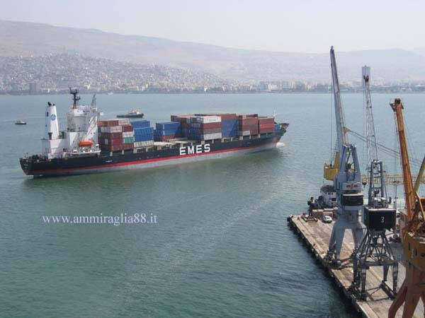 nave portacontainer nel porto di Izmir in Turchia
