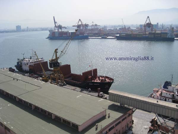 lavori vari nel porto di Izmir in Turchia