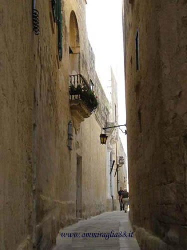 stretta via di Mdina a Malta