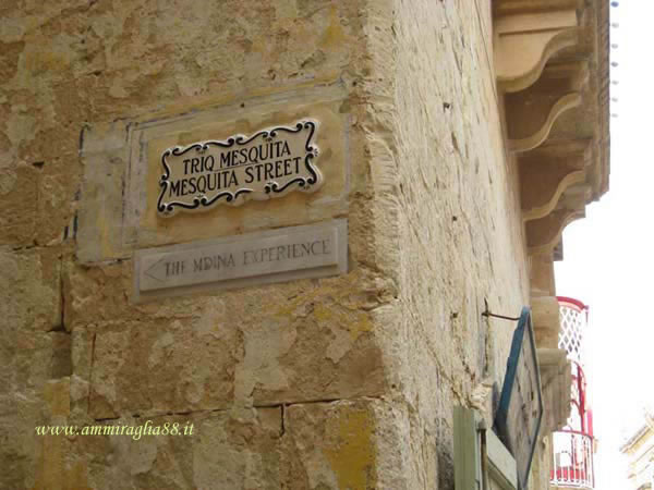 insegna a Mdina a Malta