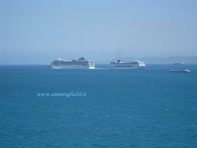 porto di Tunisi incrocio di altre due navi da crociera