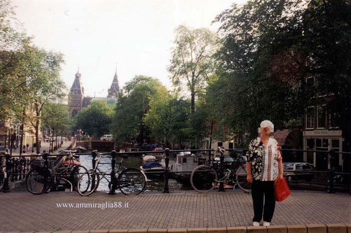 Amsterdam, alcune case e le biciclette