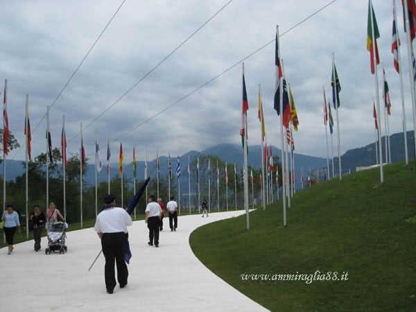 viale d'entrata e le bandiere di tutto il mondo alla campana dei Caduti Maria Dolens di Rovereto
