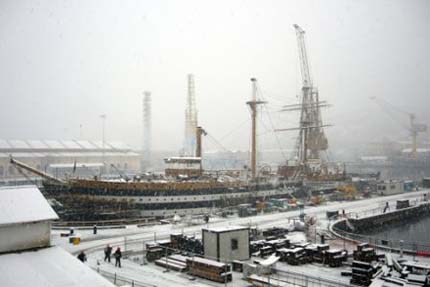 nave Vespucci in arsenale con la neve