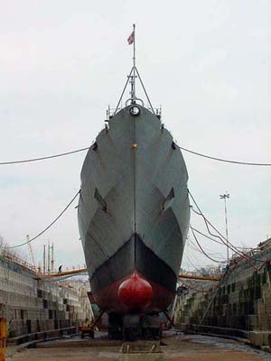 nave in bacino di carenaggio in arsenale a La Spezia