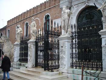 leoni all'entrata arsenale militare marittimo di Venezia