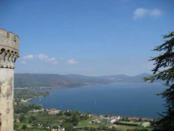 lago di bracciano dal castello degli odescalchi