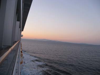 alba da Costa Serena in navigazione