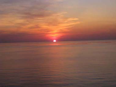 tramonto in mare su costa serena