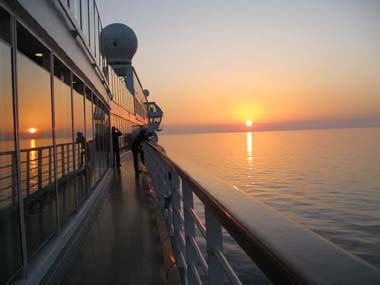 un tramonto su una nave da crociera