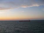 nave in navigazione al tramonto