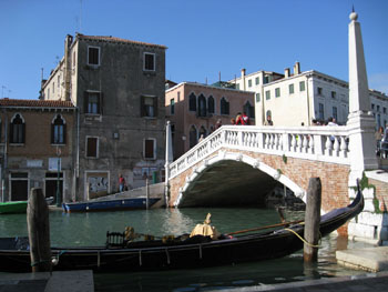 ponte e gondola a venezia