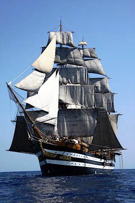 vele spiegate nave scuola Amerigo Vespucci